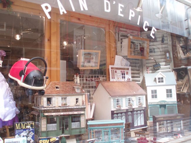 来たかったお店「パンデピス」ここはミニチュアがたくさんあるらしいと雑誌で見たので楽しみにしてきました。色々みたけどわたしの中でこれといった物のなく、何も買いませんでした。<br />でもパっサージュってゆっくり見れるのでオススメです。