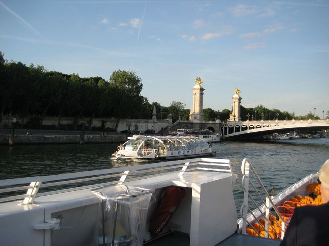 バトームーシュのセーヌ河クルーズにやってきました。これで夜の２０時、パリの夜は長いです。