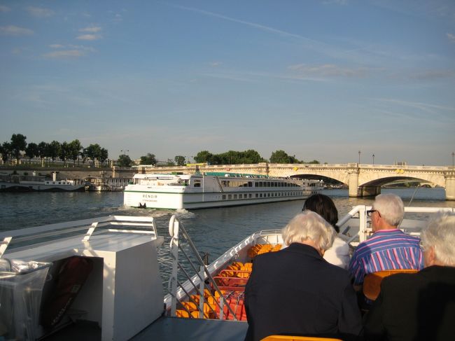 乗船者はほとんど外人で日本人はわたしたち以外いなかったと思います。みんな思い思いに写真やビデオを撮ってました。