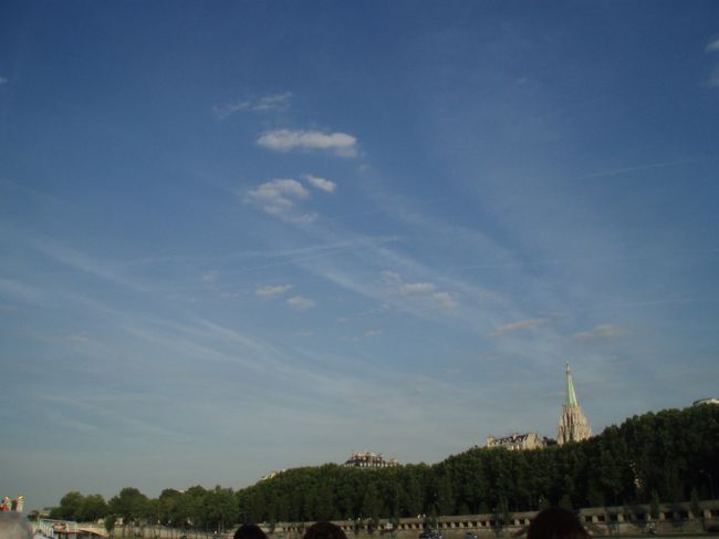 空もキレイで天気も良くて、日ごろの疲れが癒されます。のんびり船に揺られて幸せー