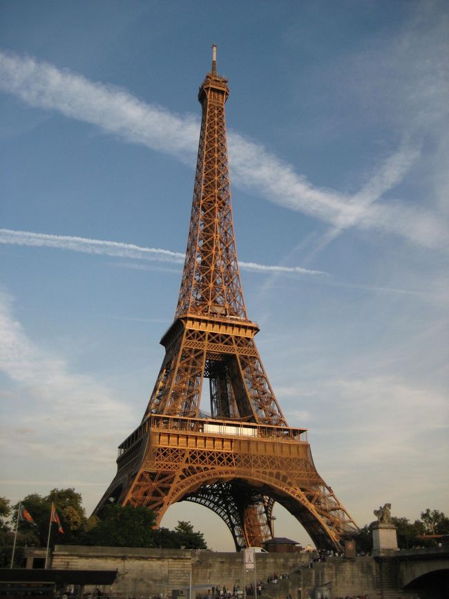 エッフェル塔もこんな近くで見れました。