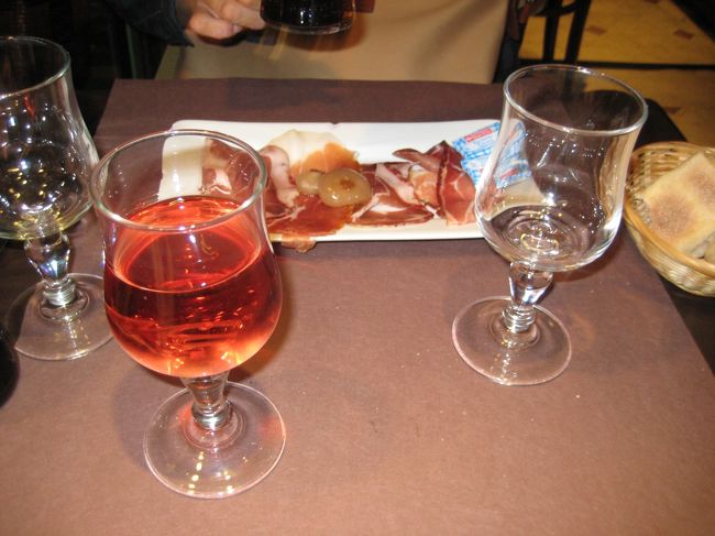 晩ご飯はイタリアンのお店で。パリに来てまだワインを飲んでいなかったなと思って注文してみました。生ハムもおいしい。