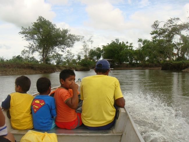 超カラフルなTシャツのお手伝いさん親子。