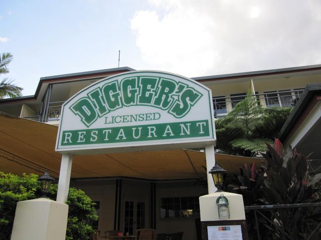 朝食はホテル裏側のレストランに行きました。