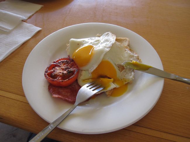 オーストラリア式朝食。トーストにベーコンと卵焼き、焼きトマトが載っているのがスタイルのようです。<br />かなりボリュームあります。これで1000円です。名古屋のモーニング見習ってほしいです。