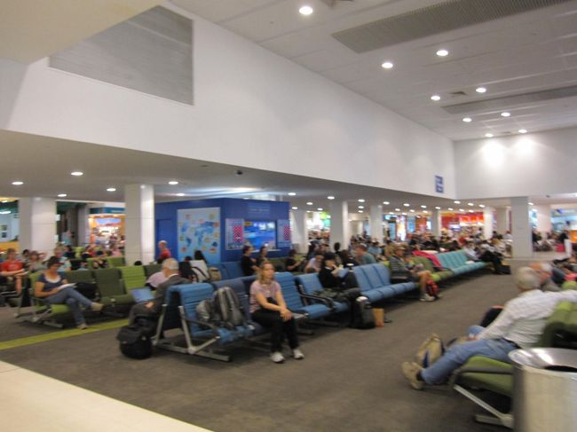 ケアンズ空港の国内線に移動しました。<br />建て替え最中のようで、国内線ターミナルは国際線よりも広くて綺麗でした。