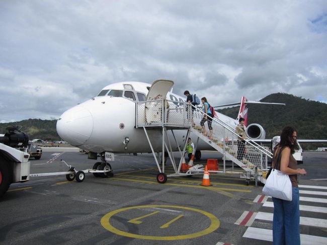 いよいよエアーズロックへ出発です。<br />乗客の半分は日本人でした。