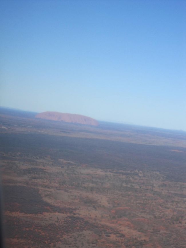 機内から遠くにウルルが見えました。<br />本当にウルルはあるんだ、とやっと実感できて感動しました。<br /><br />経路からすると飛行機の左側に座ると、ばっちりウルルが見えるようです。