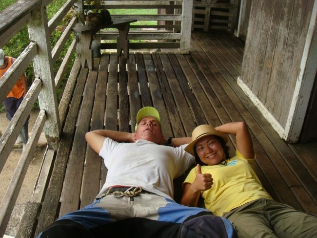 ファームステイ1日目に「タムラ、タムラ」とラストネームでスィフスィが呼ぶもんだから、変だなぁと思っていたら、どうやらスィフスィもクラウジョウもなみおのファーストネームとラストネームを反対に覚えていたらしい（笑）<br /><br />スフィスィは、すぐに直してくれ「ナミ」と呼んでくれたけど。かなりウケたのがクラウジョウ。ずっとなみおのことを「サムライ」と呼んでいた。初めは、きっと知っている日本語で日本人のなみおを呼ぶのかと思っていた。でも今日、乗馬の合間に別のファームで休憩させてもらっているとき、あるおばちゃんに自己紹介したらクラウジョウがとキョトンとしていた。<br /><br />「君の名前は、サムライじゃないのか？！」<br /><br />ずっと「タムラ」を聞き間違えて「サムライ」かと思っていたらしい（笑）