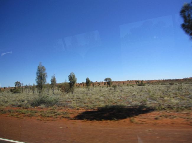 現地ガイドさんと合流し、マイクロバスでホテルまで移動しました。<br />景色は見渡す限りこんな感じです。