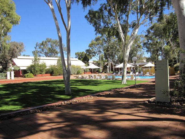 フロントがあるメインの建物と部屋は離れていて、外を歩いて行きます。