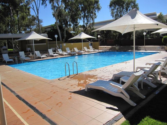 プールもありました。水に触れてみましたが、とても冷たくて入れたものではありません。<br />地元オージーの子供たちは泳いでいました。<br />体温が高いのですね。