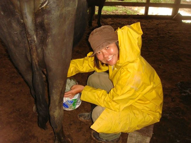 初の乳しぼり体験に大満足♪