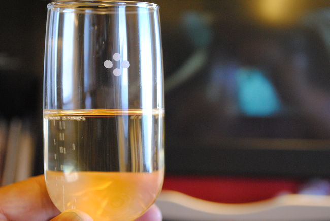 早速、機内でウェルカムジャンパンで旅の無事を乾杯。<br />うまいねぇ〜！<br />とりあえずお代わりします。