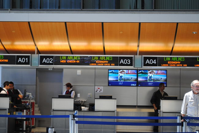 ロスに入国後、すぐにランペルー航空の搭乗手続き<br />ロス到着からロス出発まで２時間しかないから結構大変。荷物引き取って入国審査をして、すぐ搭乗手続き。<br />ここで空港の外へ出て、１１時間ぶり位にやっと一服、カリフォルニアの青い空！<br />でも、これから約９時間の空の旅！<br />