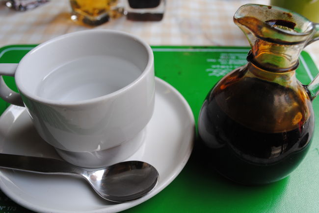 食後にコーヒーを頼んだのに・・・？<br /><br />お湯が来た・・・<br /><br />コーヒーのモト？みたいの入れるんか！<br /><br />まぁ味もそれなりだわな！