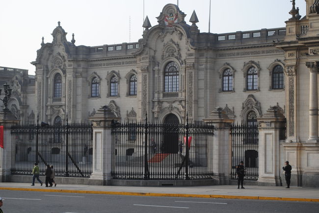 過去に大きな事件のあっった「大統領府」<br /><br />今は平和そうだが、海外にいるとやはり「テロ」とか<br /><br />は考えてします。