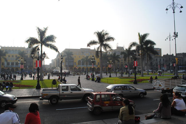 大統領府前の広場<br /><br />恋人達があちこちで、囁きあっている。<br /><br />おっさんは(自分）それを横目で見ながら<br /><br />ヨシヨシと微笑んでみたのです。