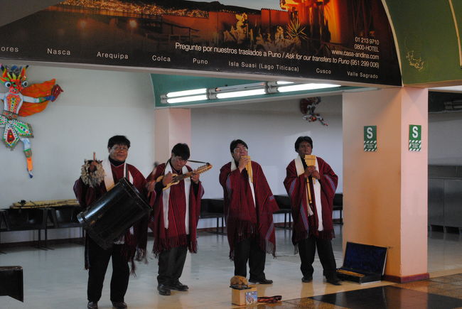 到着ロビーで、「コンドルは飛んでいく」<br /><br />生演奏でお迎え、単なるサービスではありません。<br /><br />CDを販売するためです。<br /><br />わしは買わんかったがね。