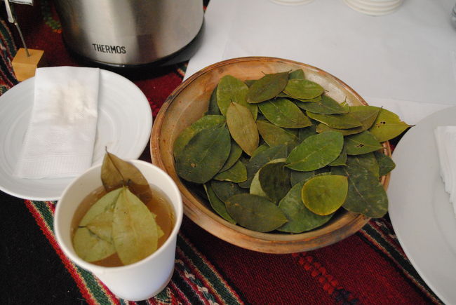ホテルにあった、高山病の特効薬。<br /><br />コカのお茶。<br /><br />一杯飲んだら、少し楽になった。<br /><br />コカの覚醒作用か？<br /><br />数杯飲んで復活！
