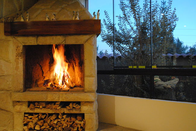 ホテルでは暖炉の炎が揺らめいています。<br /><br />高山病が付きまとい、コカ茶を飲んで寝ます。<br /><br />酸素が薄いせいか、眠りが浅く、すぐに眼が覚める<br /><br />水ばっかり飲んでます。<br /><br />珍しくビールの消費が少ない。