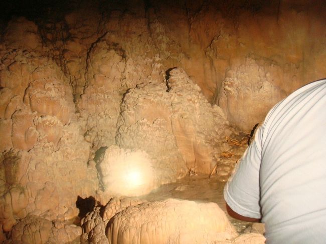 ゴムボートで洞窟探検♪