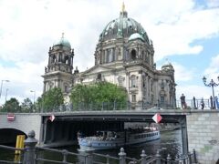 博物館島がある、シュプレー川の中州に立つベルリン大聖堂に到着。　世界遺産です。　ここは有料。1905年に当時プロイセンを支配していた、ホーエンツォレルン家の記念教会として建てられました。
