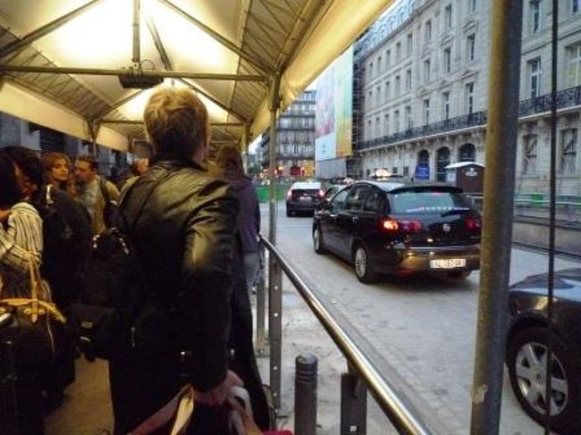 タクシーでホテルへ。<br />結構の行列だったけど、意外とタクシーが多くって、はけるの早ーい。<br />しかも、パリのタクシーって車種がバラバラで楽しい！<br /><br />無事にドーバー越えも達成して、２ｄａｙｓ終了。<br />最後まで読んで下さりありがとうございました！<br /><br />【３ｒｄ ｄａｙ】に続く・・・<br />http://4travel.jp/traveler/mitsubachimaaya/album/10482010/