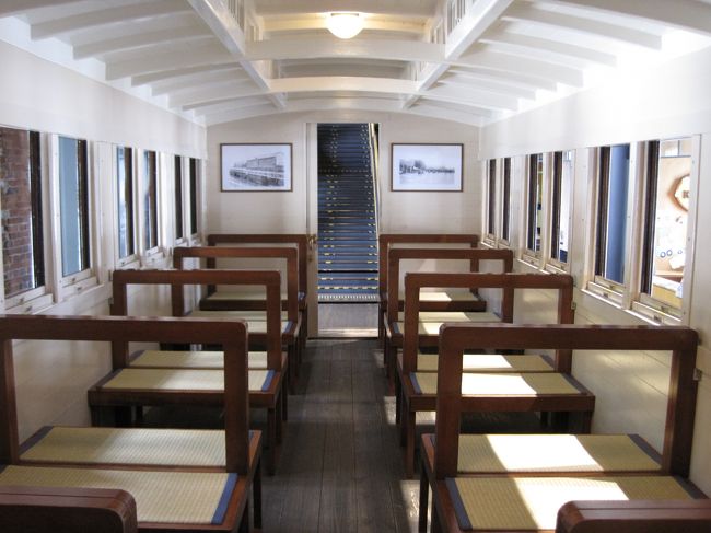 昔の電車の座席は畳だった。