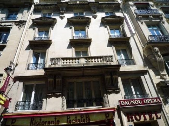 ☆３ｒｄ　ｄａｙ☆<br /><br />今回のパリでのお宿は『Ｈｏｔｅｌ Ｄａｕｎｏｕ Ｏｐｅｒａ』<br />オペラ座とルーブル美術館の間にあるプチホテル。<br />内装もシンプルで近年リノベート済。<br />ここに決めたポイントは、やっぱり立地とベッド３台のトリプルがあること！