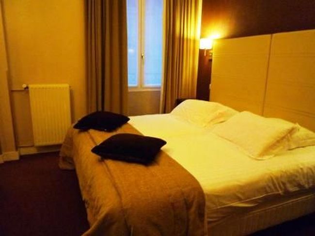 相当なエコホテルなのか、基本廊下に電気が点いてなくって、、、<br />通る場所ごとにスイッチで点けていく仕組み。<br />夜は超こわーい・・・<br /><br />部屋に入るとまずは、ベッド２台。