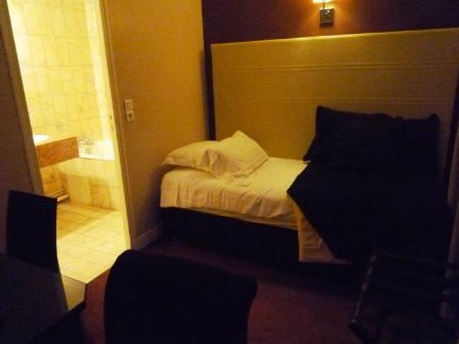 奥の部屋にベッド１台とバス＆トイレ。<br /><br />何とかベッド３台確保！<br />これで、１週間の安眠は保障されたも同然！