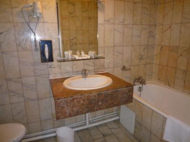 バスルームで１つマイナス点。<br /><br />シャワーカーテンがなく、シャワー掛けがない。。<br />水が飛ばないようにするのが大変だった！