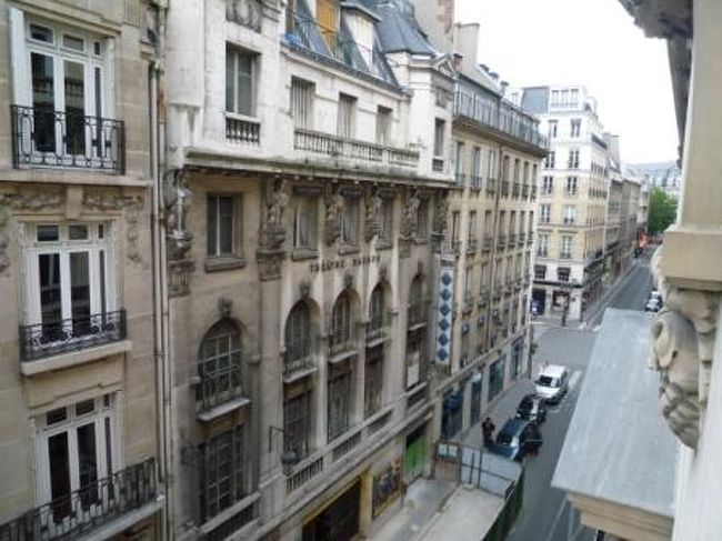 窓からの眺め。<br /><br />オペラ大通りから１本入った場所。<br />日中は結構静かだったけど・・・向かいのＰＵＢが夜になると超うるさかった！<br />まっ、爆睡だったからそれほど気にならなかったケドね。。<br />