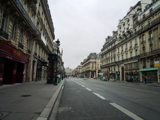 さぁて、早速観光へＧＯ！<br /><br />まずは、オペラ大通りを南へ。<br />後ろにはオペラ座が。