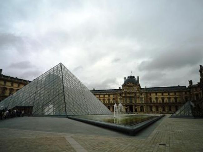 徒歩約１０分、ルーブル美術館に到着！<br /><br />おぉ〜！『ダヴィンチコード』で観たピラミッド！<br />感動〜！