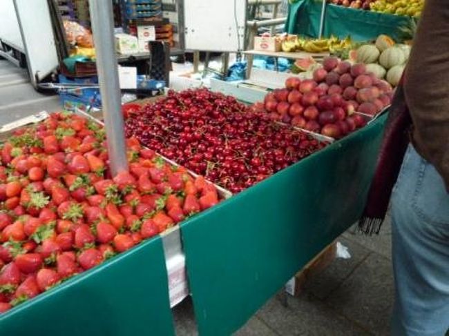 バスティーユに来た目的は、マルシェで朝食調達！<br /><br />きれーい！<br />フルーツたくさん！<br /><br />