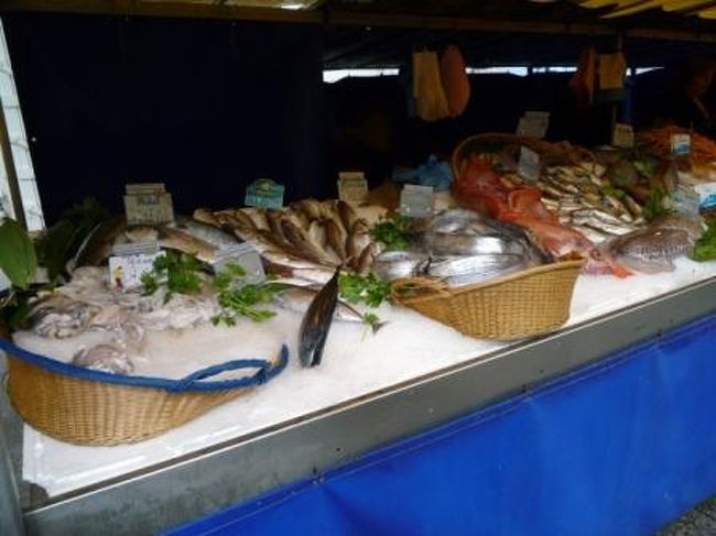 お魚屋さんだってあります。