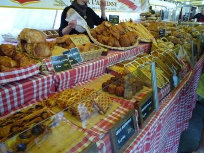 パン屋さんで、バゲットＧＥＴして調達終了！<br /><br />地元の方々とも交流が出来たり、物も新鮮だし、種類も多いし、マルシェ楽しかったなぁ♪<br /><br /><br /><br />これから、ベルサイユ宮殿目指してＬｅｔ’ｓ Ｇｏ！