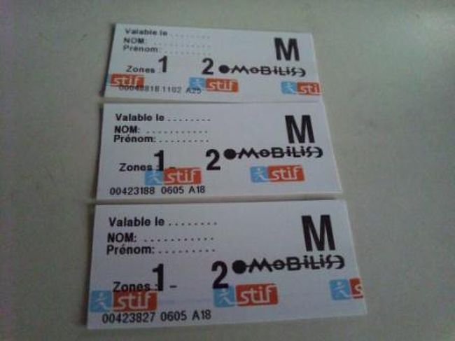 カルネも買ってみたけど、滞在中良く使用したのはこのモビリス。<br />ゾーン毎に料金が変わる１日乗り放題チケット。<br />いちいちチケットを買う手間も省けるし、メトロもバスも使えるからなかなか便利。<br /><br />ちなみに、ベルサイユはゾーン４。