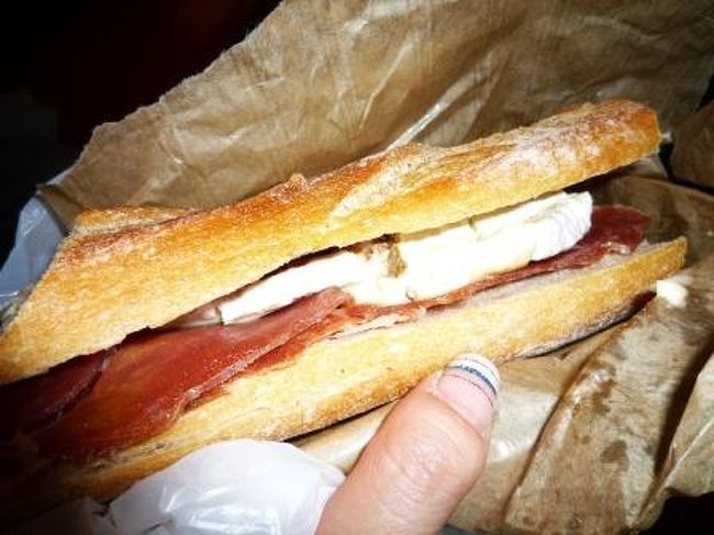 車内の人が少ない内に・・・<br />マルシェで調達した具材で“生ハム＆カマンベールサンド”でっきあっがり〜！<br />マジうまい！！！