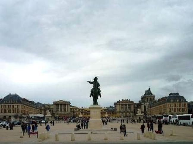 人の流れに沿って歩くこと約１０分。<br />遂に来たよ『ベルサイユ宮殿』！<br /><br />ルイ１４世の銅像がお出迎え！