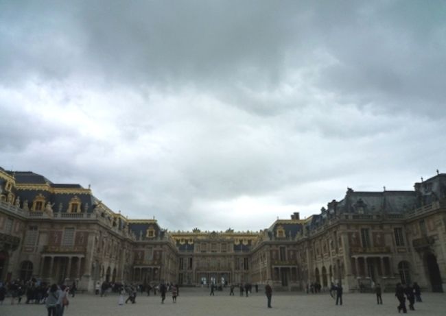 ベルサイユ宮殿。<br /><br />入場するのにすっごい列。<br />やっぱ、朝早く来ないとダメかな・・っと思ってたら、効力を発揮したミュージアムパス！<br />パスを持ってると優先入場アリ！<br />そんなに並ばず入れてラッキー！