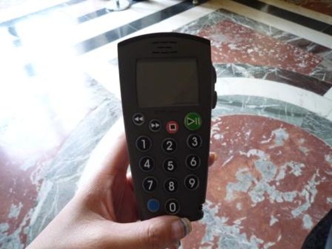 無料のオーディオガイドをＧＥＴ。<br /><br />各部屋にある番号を入力すると、その部屋の説明が。<br />なかなか使えるかも〜