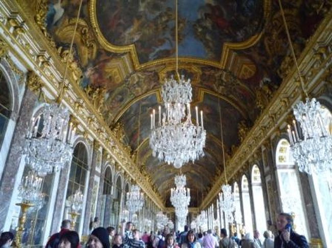 ここが有名な『鏡の回廊』<br />マリー・アントワネットとルイ１６世の婚礼舞踏会が開かれたり、ベルサイユ条約が結ばれたんですって。<br /><br />すっごい豪華〜！<br />