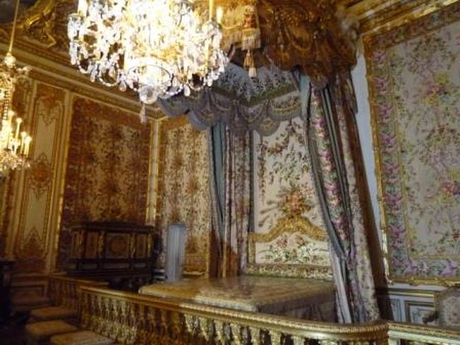 王妃の寝室。<br />部屋には隠し扉があって、有事の時はそこから逃げたんですって。