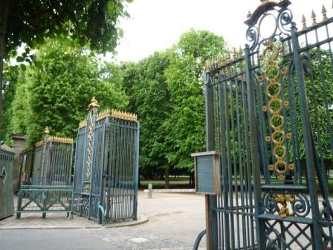 『プティトリアノン』目指し、宮殿の裏門へ。<br /><br />プティトリアノンとは・・・<br />ルイ１５世の愛妾ポンパドール夫人が発案した離宮。<br />後に、マリーアントワネットに贈られ、宮廷生活を忘れ素朴な田園生活を楽しんだところ。<br />