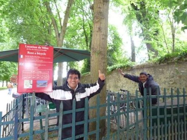 とにかくベルサイユは広い！<br /><br />プティ・トランって乗り物と迷ったけど、小回りが利くレンタサイクルをチョイス。<br />このおじちゃん達が貸してくれます。<br />６．５ユーロ/１時間