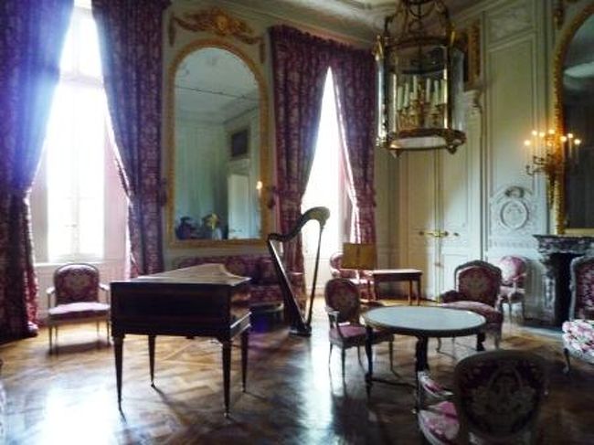 さっきのベルサイユ宮殿と比べると、あんまりキラキラしてなくって、かわいい感じ。