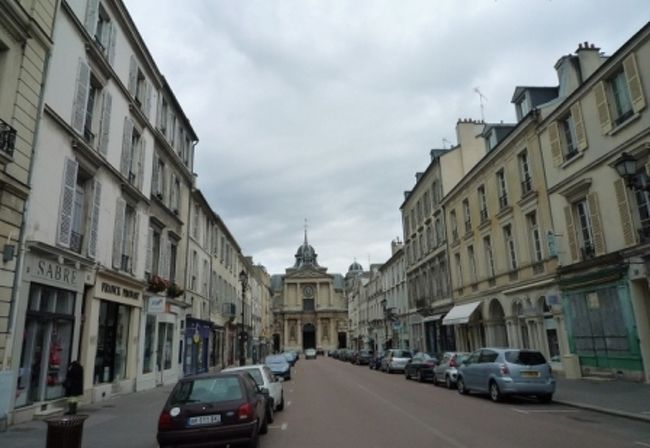 ベルサイユの街並み。<br />宮殿を後にして、徒歩で駅まで。<br />